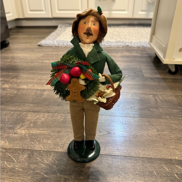 1994‎ The Byers Choice Collection Man With Basket and Wreath - Picture 1 of 9